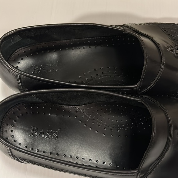 G.H. Bass and Co Black Loafers with Tassels FK8454 size 12M- great condition main image 8